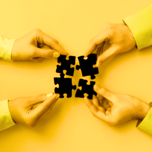 4 mains se rejoignent, chacune avec une pièce de puzzle afin de démontrer que la communication digitale et les réseaux sociaux sont un lien avec le partage. Seul on n'arrive à rien.